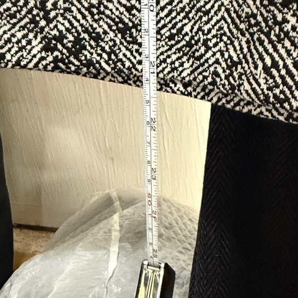 Size 8 CAbi Agent Skirt - Picture 7 of 7